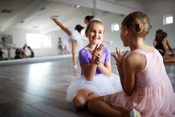 Grupo Bailarinas Forma Haciendo Ejercicios Escuela Baile — Foto de Stock