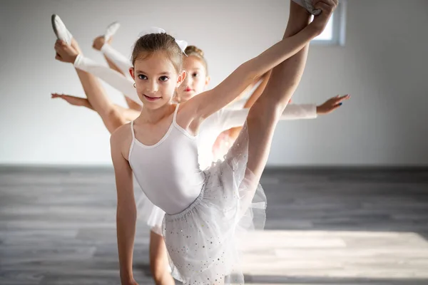 Groupe Enfants Forme Faisant Ballet Studio Ensemble — Photo