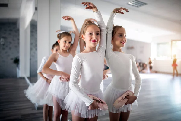 Groupe Enfants Forme Faisant Ballet Studio Ensemble — Photo
