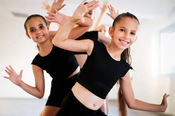 Grupo Meninas Praticando Dança Moderna Balé — Fotografia de Stock