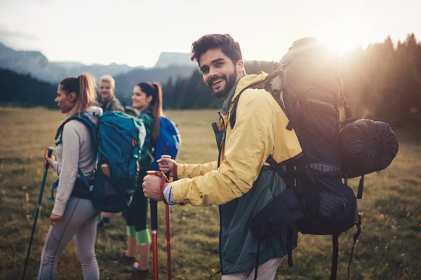 Trekking Wandergruppe Ziel Erfahrung Rucksack Lifestyle Konzept — Stockfoto