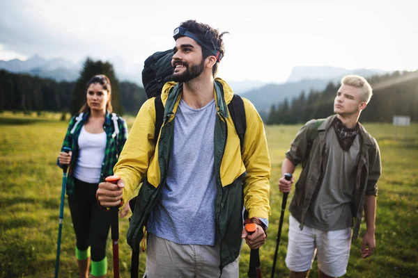 Skupina Turistů Chůzi Hoře — Stock fotografie