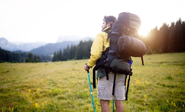 Attraente Escursionista Con Grande Zaino Viaggiante Che Sale Sulla Montagna — Foto Stock