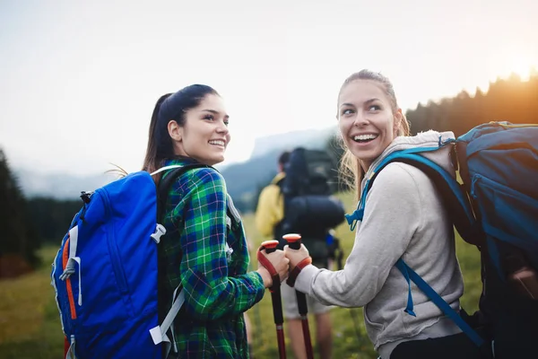 Trek Senderismo Grupo Destino Experiencia Mochila Estilo Vida Concepto —  Fotos de Stock