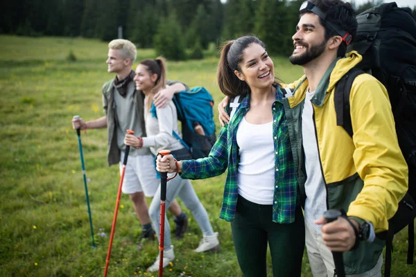 Groep Wandelaars Met Rugzakken Stokken Lopen Berg — Stockfoto