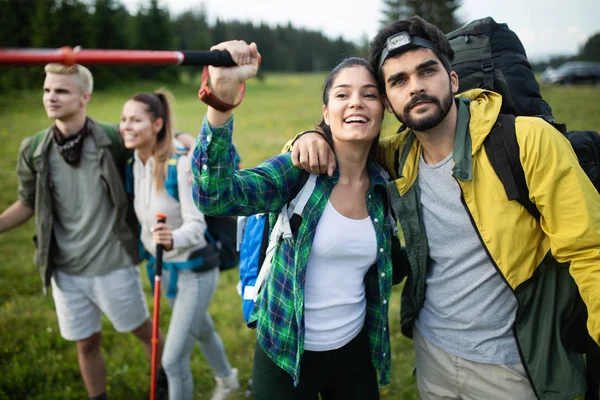 Dobrodružství Cestování Turistika Výlet Lidé Koncept Skupina Usměvavá Přátel Turistiky — Stock fotografie