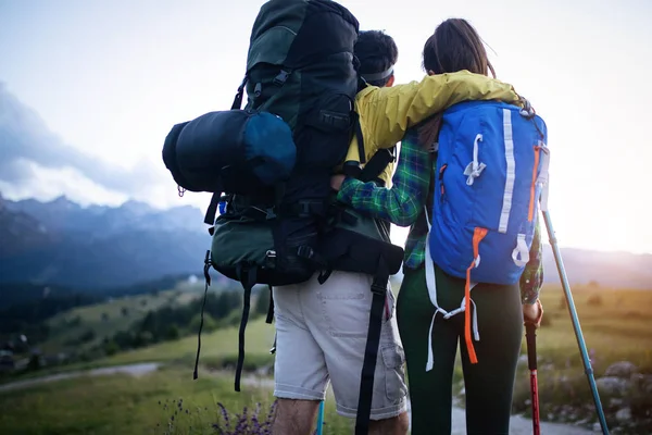 Batůžkáři Šťastný Nádherný Pár Turistiku Holemi — Stock fotografie