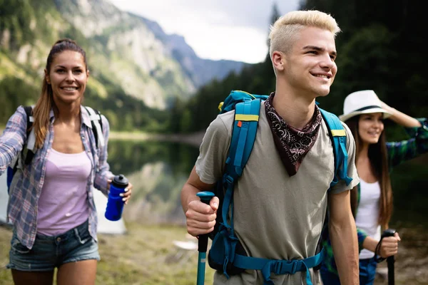 Group Friends Backpacks Trekking Together Nature — Stock Photo, Image