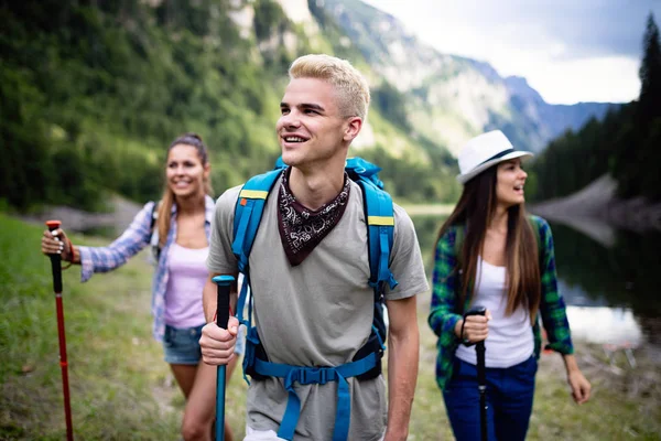 Avventura Viaggi Turismo Escursionismo Concetto Persone Gruppo Amici Sorridenti Con — Foto Stock