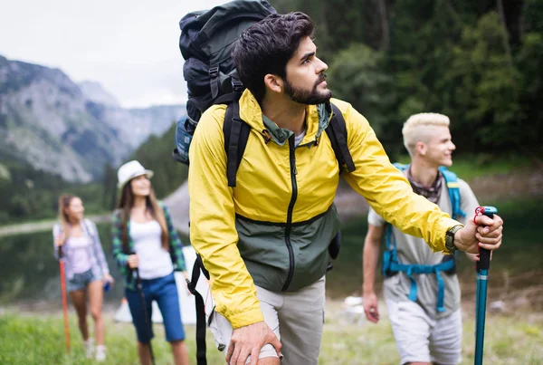 Skupina Šťastných Lidí Kteří Spolu Dělají Společnou Turistiku — Stock fotografie