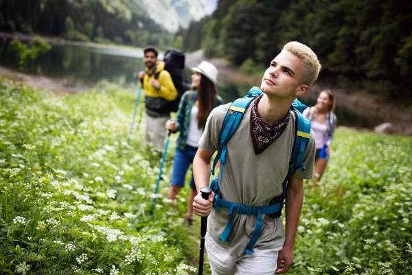 Avventura Viaggi Turismo Escursionismo Concetto Persone Gruppo Amici Sorridenti Con — Foto Stock