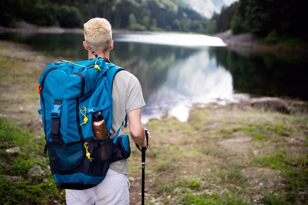 Uomo Felice Che Viaggia Con Zaino Escursioni Montagna — Foto Stock