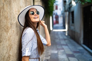 Güzel bir genç kadının portresi. Sokak moda fotoğraf.