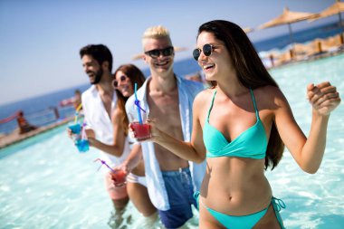 Yaz tatili eğleniyor ve kokteyler içme arkadaş grubu. Gençlik yaşam tarzı, dostluk, seyahat ve tatil kavramı