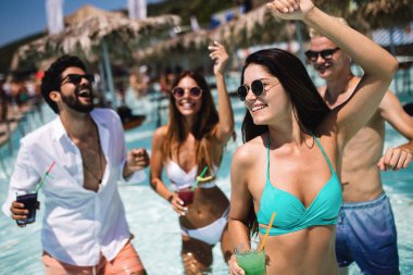 Yaz tatili eğleniyor ve kokteyler içme arkadaş grubu. Gençlik yaşam tarzı, dostluk, seyahat ve tatil kavramı