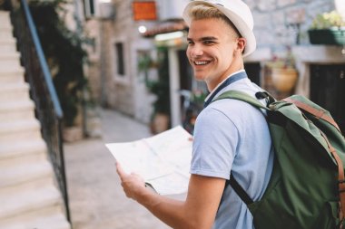 Haritalı genç turist yaz tatilinde seyahat ediyor.