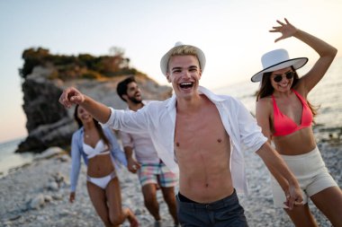 Mutlu çiftler hafta sonunun tadını çıkarıyor ve sahilde eğleniyorlar.