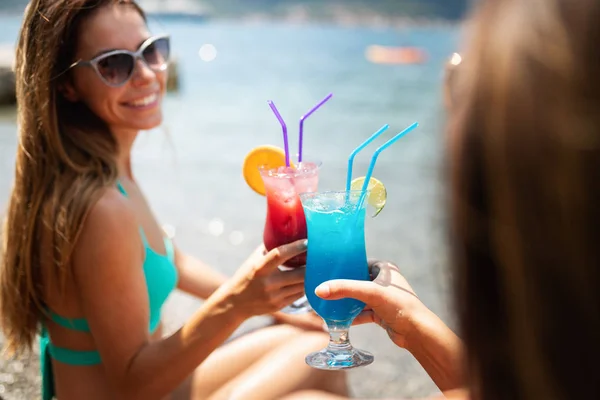 Beautiful Young Girls Drinking Cocktails Summer Vacation Beach — Stock Photo, Image
