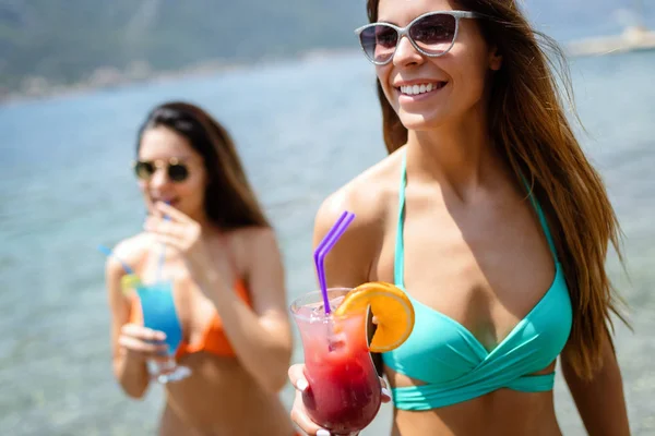 Hermosas Chicas Día Verano Divirtiéndose Cócteles Playa — Foto de Stock