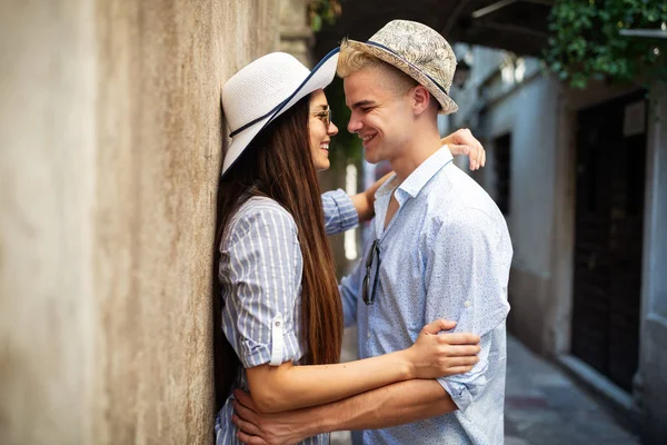 Romantic Tourist Couple Hugging Summer Vacation — Stock Photo, Image