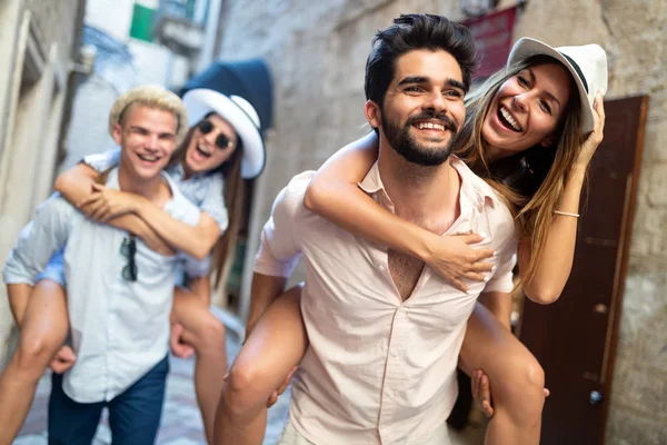 Casais Felizes Desfrutando Piggyback Enquanto Passeia Cidade — Fotografia de Stock