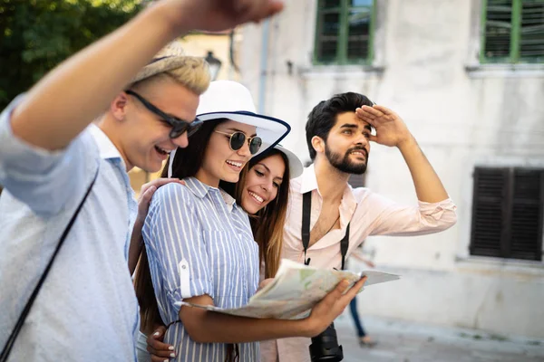 Happy Group Tourists Traveling Sightseeing Together — Stock Photo, Image