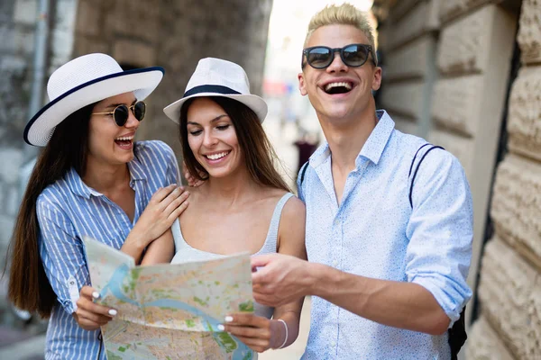 Grupo Feliz Turistas Que Viajam Passeiam Juntos — Fotografia de Stock