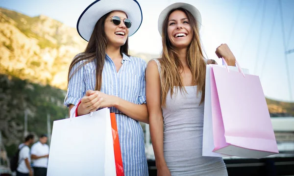 Jóvenes Mujeres Felices Disfrutando Compras Vacaciones —  Fotos de Stock