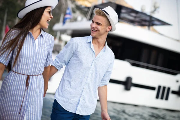 Schönes Junges Paar Trägt Einkaufstüten Und Genießt Zusammen — Stockfoto