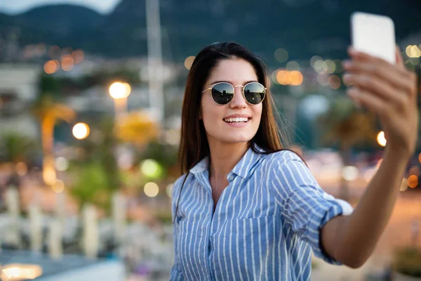 Ευτυχισμένος Νεαρή Γυναίκα Παίρνοντας Selfie Εξωτερική Για Διακοπές — Φωτογραφία Αρχείου