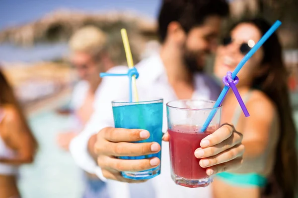 Gruppe Von Freunden Amüsiert Sich Bei Sommerfest Und Trinkt Cocktail — Stockfoto