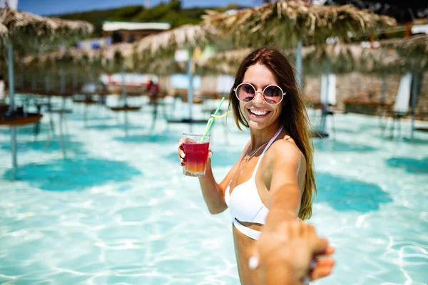 Retrato Vacaciones Verano Mujer Joven Divirtiéndose Sonriendo Playa Bikini Con — Foto de Stock