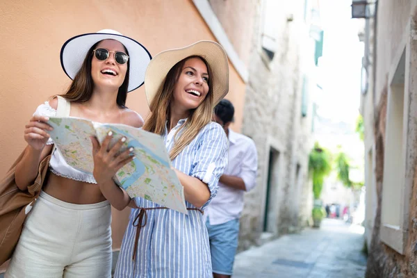 Turismo Viajes Ocio Vacaciones Concepto Amistad Gorup Sonriente Amigos Con — Foto de Stock