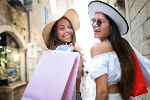 Mujeres Felices Amigos Turistas Compras Ciudad Verano —  Fotos de Stock