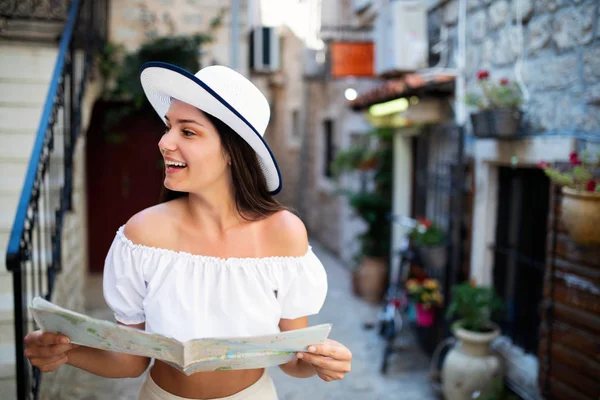 若い女性の笑顔と夏季休暇のご旅行 — ストック写真
