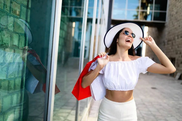 Beautiful Young Woman Shopping Travelling Summer — Stock Photo, Image