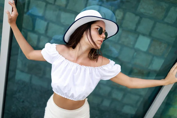Retrato Una Hermosa Mujer Con Sombrero Posando — Foto de Stock