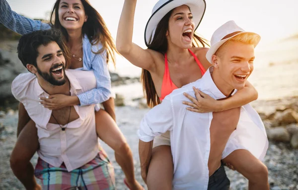 Grupp Glada Lyckliga Unga Vänner Att Roligt Tillsammans Han Beach — Stockfoto