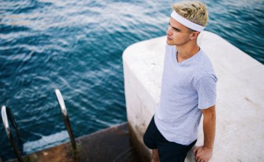 Aktif genç uygun adam dışında deniz kenarında koşu portresi