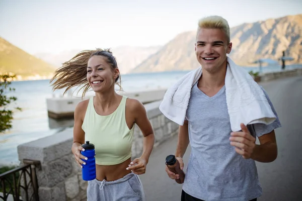 Glada Fit Människor Par Jogging Och Kör Utomhus Naturen — Stockfoto