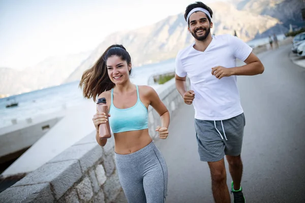 Glada Vänner Fitness Träning Tillsammans Utomhus Leva Aktivt Hälsosamt — Stockfoto