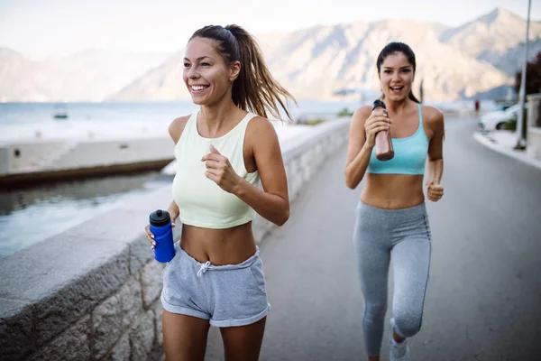 Utomhus Porträtt Grupp Vänner Kör Och Jogging Seaside — Stockfoto