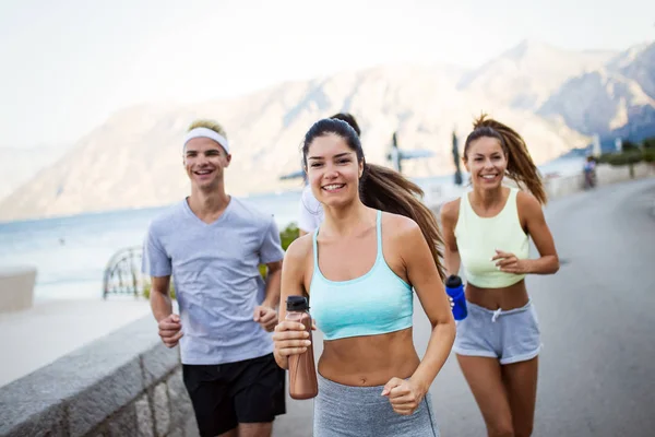 Glada Vänner Fitness Träning Tillsammans Utomhus Leva Aktivt Hälsosamt — Stockfoto