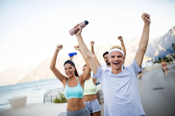 Grupp Glada Ungdomar Vänner Kör Utomhus Seaside — Stockfoto