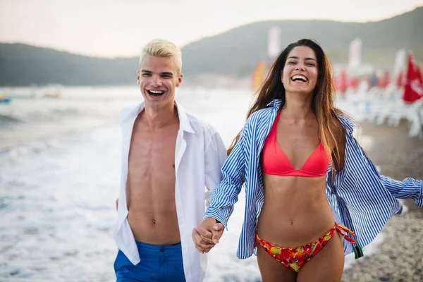 Feliz Casal Romântico Divertindo Praia Dia Ensolarado — Fotografia de Stock