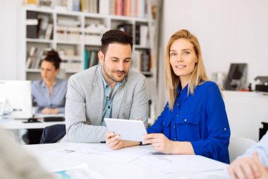 Modern beyaz ofisinde çalışan iş adamları