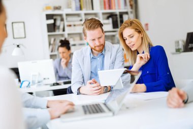 Modern ofisinde çalışan meşgul iş adamları
