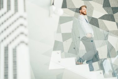 Dinamik yakışıklı zencefil işadamı üstünde belgili tanımlık gitmek