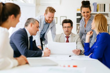 Toplantı ve yeni yeni fikirler tartışırken bir kurulu olan iş adamları