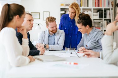 Toplantı ve yeni yeni fikirler tartışırken bir kurulu olan iş adamları